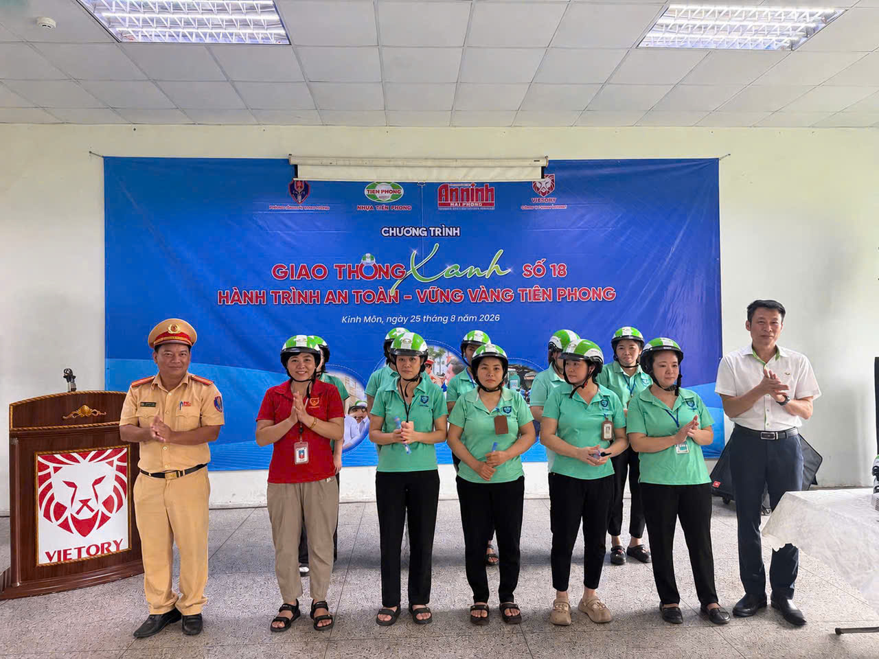 Tuyên truyền an toàn giao thông và tặng 500 mũ bảo hiểm cho công nhân Công ty TNHH Vietory